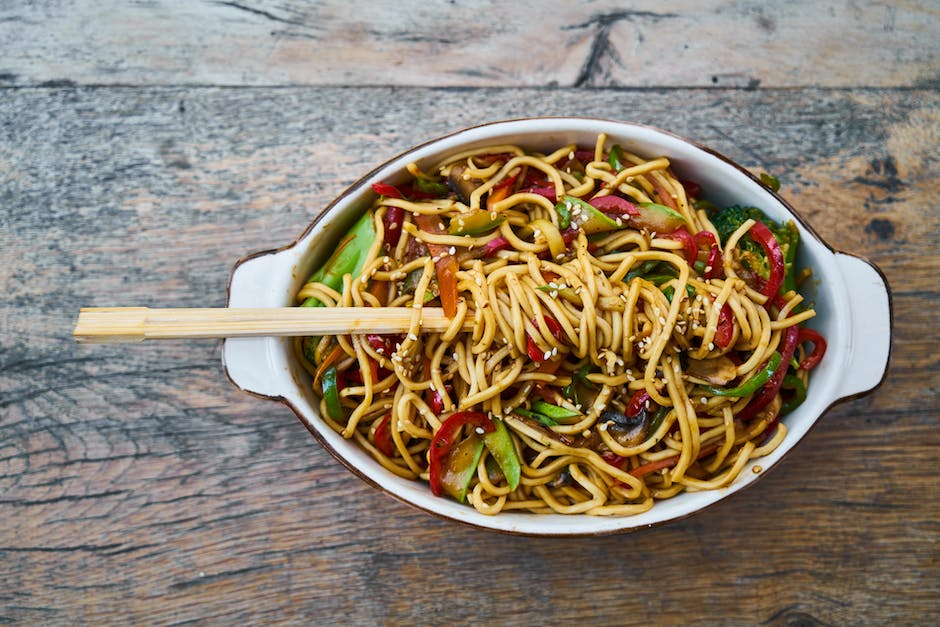 Gewürze wie Paprika, Cayennepfeffer, Kreuzkümmel und Oregano in Chili con Carne